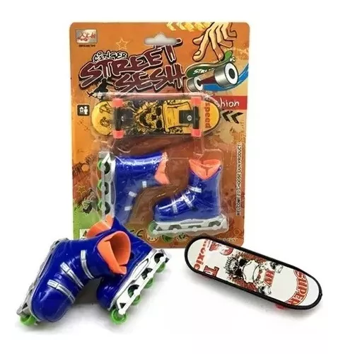 Set de patineta amarilla con calavera y patines en línea azules para dedos con ruedas verdes.