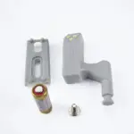 Bisagra LED gris para gabinete con soporte de montaje, tornillo y batería AA para iluminación automática interior.