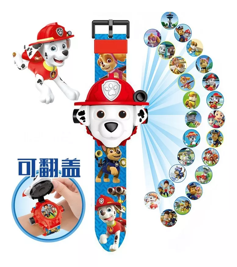Reloj digital infantil de Paw Patrol con diseño de Marshall, correa azul estampada, tapa abatible y proyector integrado que muestra 24 imágenes de la serie.