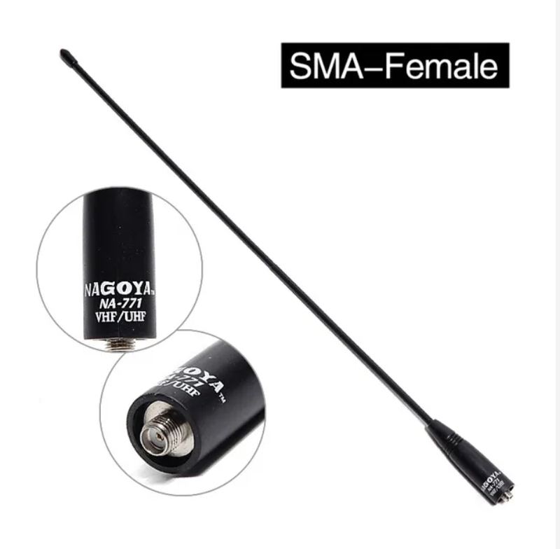 Antena Nagoya NA-771 negra para VHF/UHF con conector SMA hembra. Se muestra en ángulo con acercamientos de la base rotulada y el conector.