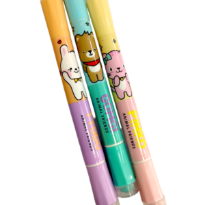 Set de tres resaltadores de doble punta con sellos integrados, diseños de animales, colores pastel y cuerpos decorados con personajes infantiles.