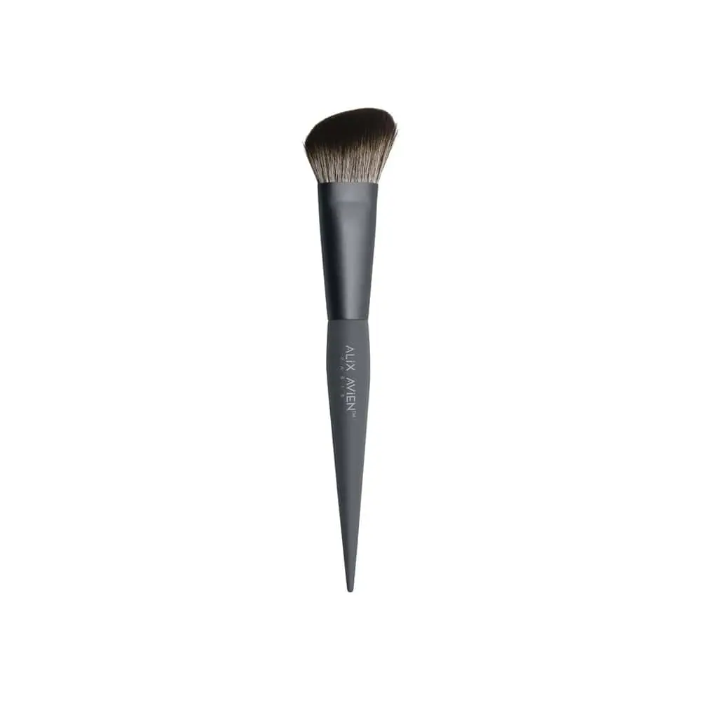 Brocha de maquillaje angulada Alix Avien con mango negro mate y cerdas oscuras para contorno e iluminador.