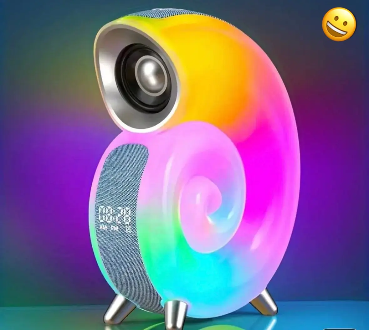 Parlante con luz LED multicolor en forma de caracol, acabado traslúcido, altavoz frontal plateado, panel de tela con reloj digital y tres patas metálicas.