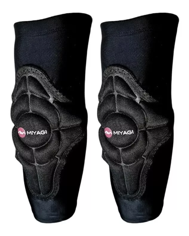 Par de coderas deportivas negras Miyagi con acolchado de alta densidad segmentado para protección contra impactos y prevención de lesiones.