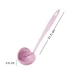 Cucharón rosado 2 en 1 con rejilla integrada, mide 21.5 cm de largo, 7.5 cm de ancho y 3.5 cm de profundidad, ideal para filtrar líquidos al servir.