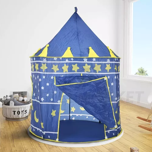 Carpa infantil portátil tipo castillo azul con estrellas y lunas amarillas, diseño desplegable para jugar en interiores sobre piso de madera.