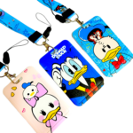 Tres portacarnets con cintas azules y personajes de Disney: Daisy Duck en rosa y Donald Duck en azul, para llevar credenciales e identificaciones.