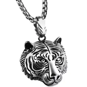 Collar de acero inoxidable plateado con dije tridimensional de cabeza de tigre y detalles oscuros estilo urbano.