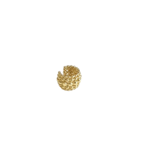 Earcuff individual dorado con textura granulada en relieve y diseño abierto, ideal para usar sin perforaciones.