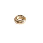 Earcuff caracol dorado brillante sin perforación, diseño en espiral texturizada en ángulo superior.