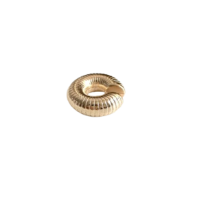 Earcuff caracol dorado brillante sin perforación, diseño en espiral texturizada en ángulo superior.