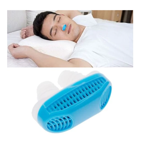 Dilatador nasal antirronquidos azul y blanco con ventilación, insertado en la nariz de un hombre durmiendo y en primer plano sobre fondo blanco.
