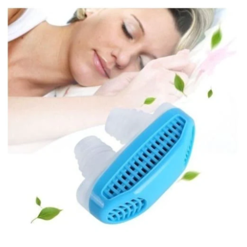 Dilatador nasal antirronquidos azul y transparente con rejilla de ventilación, colocado en primer plano junto a una mujer durmiendo.