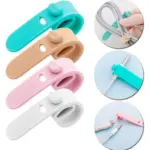 Broches de silicona para organizar cables en colores turquesa, beige, rosa y blanco, con ejemplos de uso para cables USB y de audio.