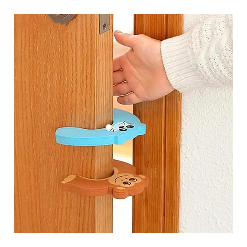 Set de dos topes protectores de puertas infantiles con diseños de animales en colores celeste y marrón sobre una puerta de madera.