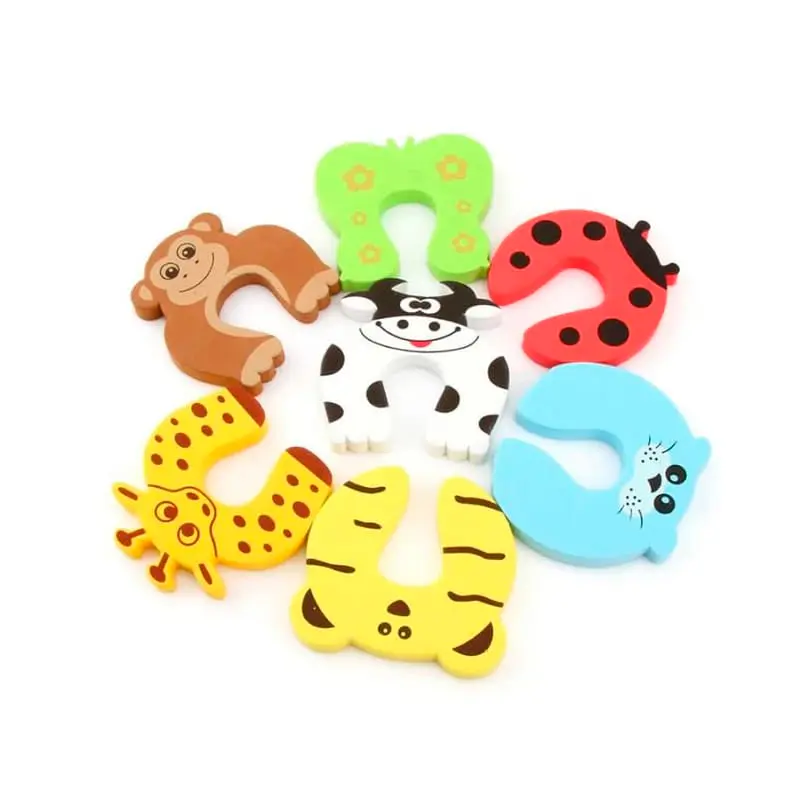 Set de 7 topes de puerta en espuma con formas de animales coloridos: mono, mariposa, mariquita, gato azul, tigre, jirafa y vaca.