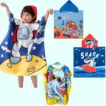 Toallas tipo poncho con capucha para niños en microfibra con diseños de astronauta, monstruo, tiburón y pulpo en colores azul y amarillo.