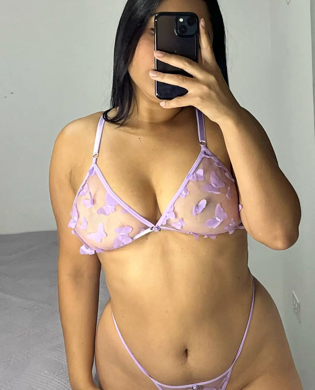 Conjunto lencería mujer morado claro sin varillas en tul transparente con apliques de mariposas bordadas, tirantes ajustables y tanga de tiras.