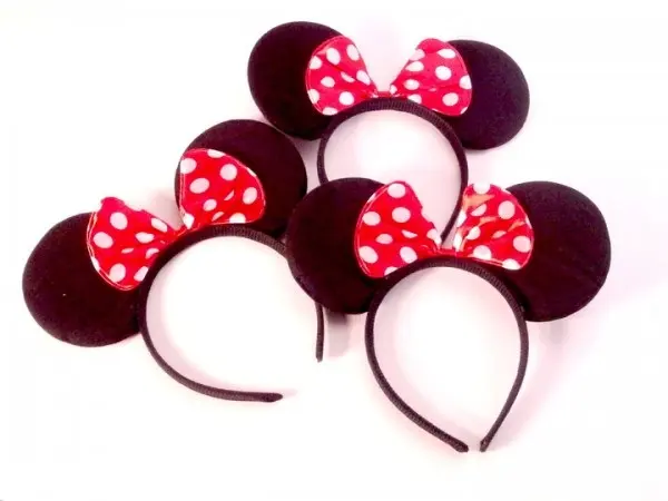 Tres diademas de Minnie Mouse con orejas negras de tela y lazos rojos de lunares blancos, dispuestas sobre fondo blanco para disfraces infantiles.