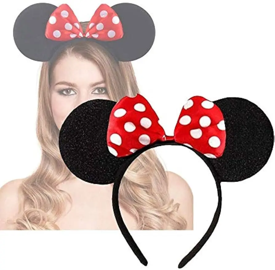 Diadema de Minnie Mouse con orejas negras brillantes y lazo rojo de satén con puntos blancos, mostrada sobre una modelo y en primer plano.
