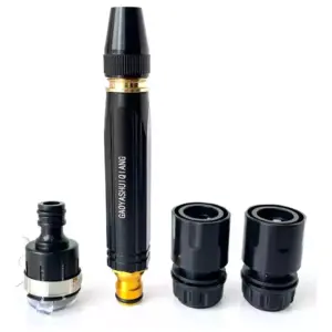 Set de boquilla de alta presión negra para manguera con conector dorado, pinza metálica y dos acoples rápidos negros sobre fondo blanco.