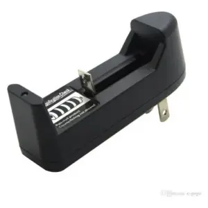 Cargador individual negro para baterías 18650 con clavija plegable integrada y ranura deslizante ajustable.