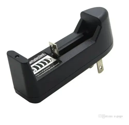 Cargador individual negro para baterías 18650 con clavija plegable integrada y ranura deslizante ajustable.
