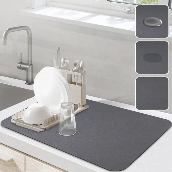 Tapete absorbente gris oscuro para cocina sobre mesón con escurridor. Detalles laterales muestran la textura y absorción de gotas de agua.