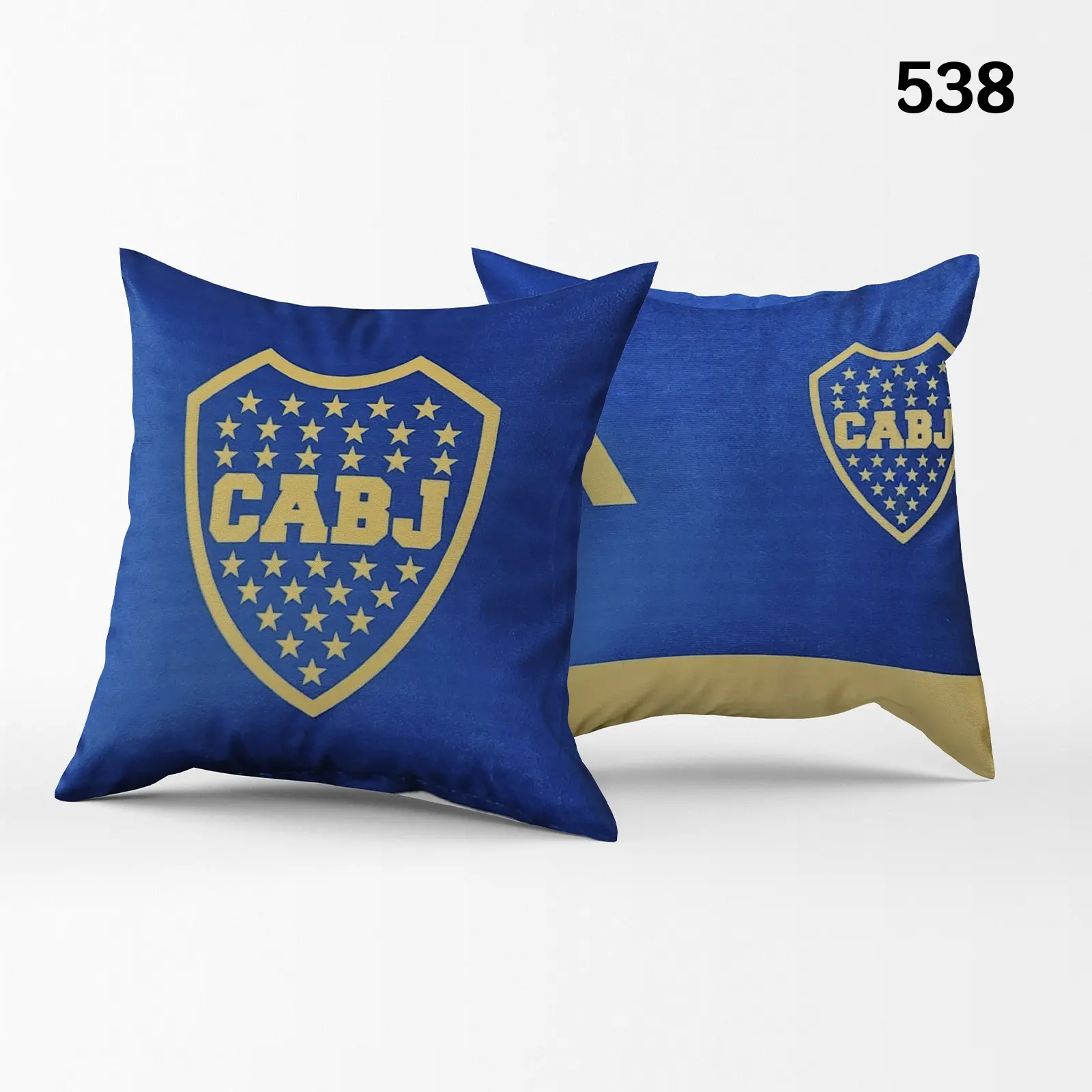 Set de dos fundas para cojines azules con escudo dorado de Boca Juniors y estrellas, una con diseño de franja dorada inferior.