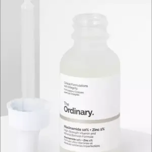 Suero facial The Ordinary Niacinamide 10% y Zinc 1% en frasco de vidrio esmerilado con gotero separado, diseñado para controlar el brillo y los poros.