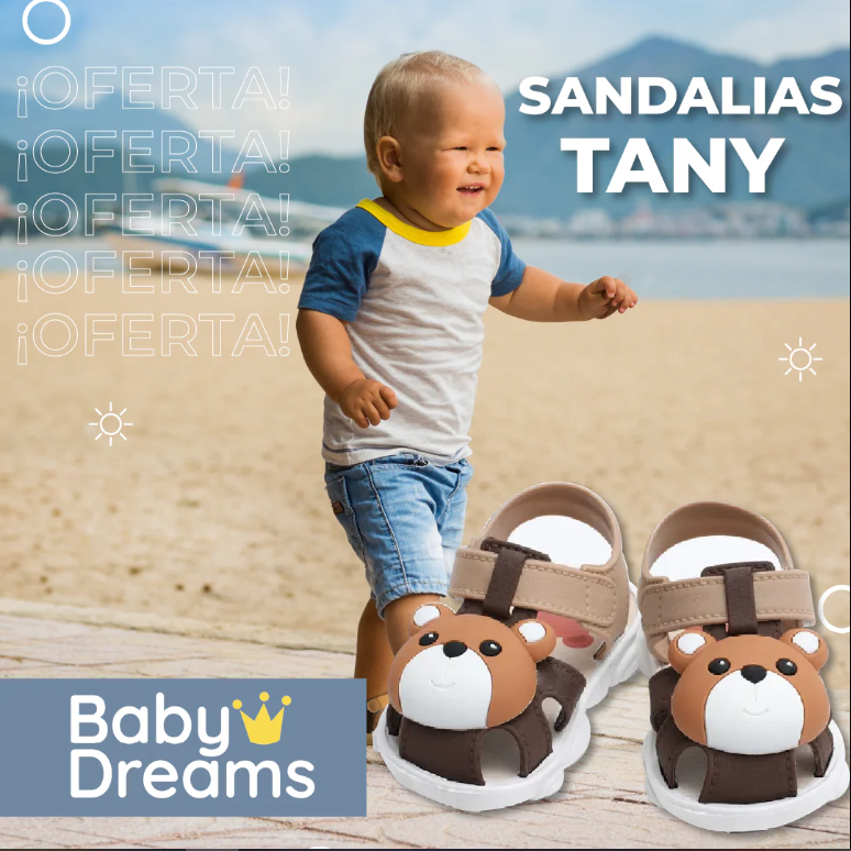 Sandalias infantiles Tany marrón claro y oscuro con diseño de osito al frente, suela blanca y tira de ajuste en la playa.