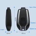 Cargador portátil negro de llavero con conector superior y entrada Type-C, medidas de 70x40x18 mm e indicador luminoso frontal.
