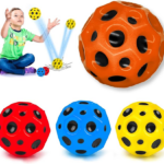 Pelotas lunares de espuma de alto rebote en rojo, azul, amarillo y naranja con diseño perforado, mostradas en primer plano y en uso por un niño.