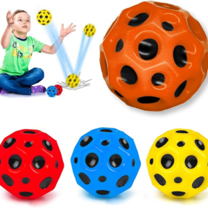 Pelotas lunares de espuma de alto rebote en rojo, azul, amarillo y naranja con diseño perforado, mostradas en primer plano y en uso por un niño.