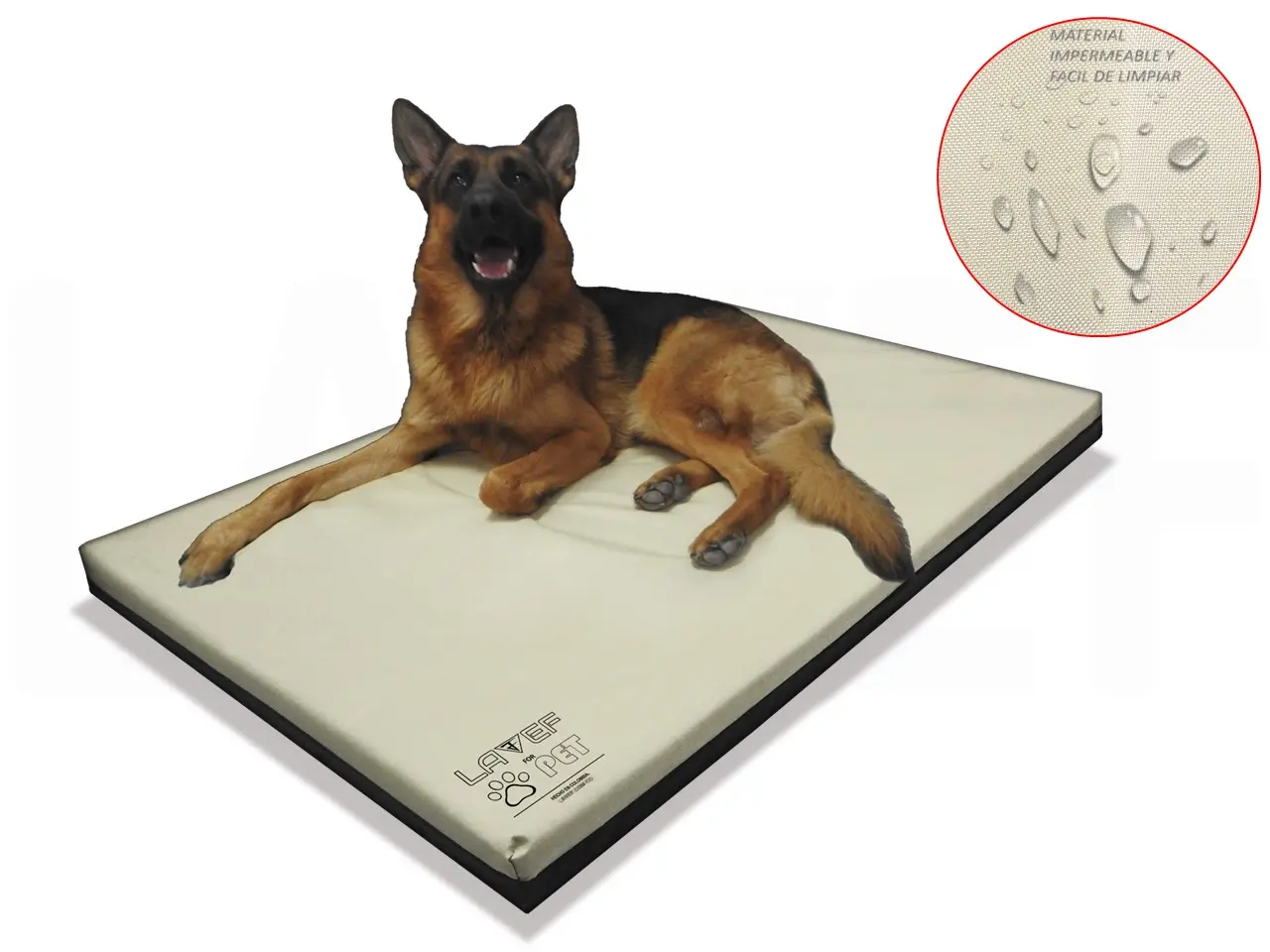Cama colchoneta impermeable y fácil de limpiar de 100x67 cm en color beige con base negra, ocupada por un perro pastor alemán.