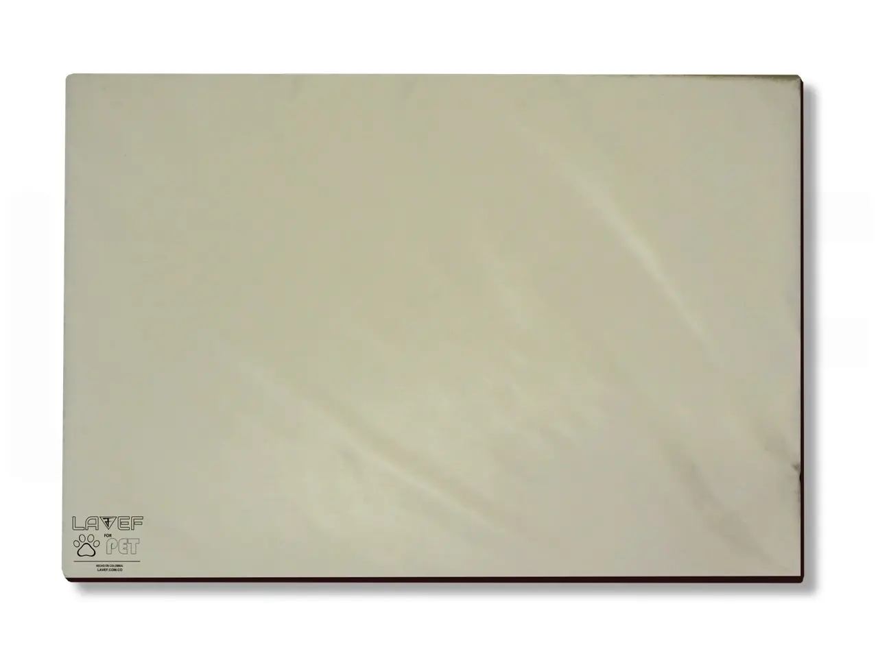 Colchoneta impermeable color beige para mascotas de 100x67cm, con logotipo de huella en la esquina inferior y superficie lisa.