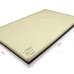 Colchoneta impermeable para mascotas en tono beige y negro con dimensiones de 100 por 67 centímetros y 60 milímetros de grosor vista en ángulo.