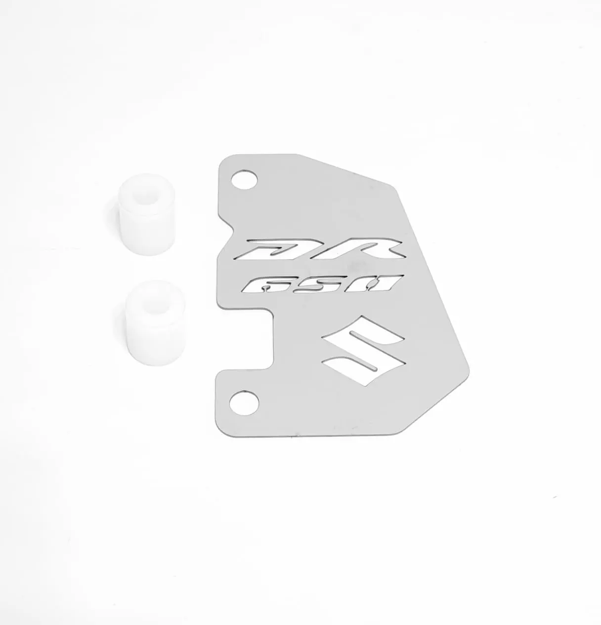 Protector de cáliper de freno de acero inoxidable para Suzuki DR 650 con dos separadores blancos incluidos, visto de frente sobre fondo blanco.