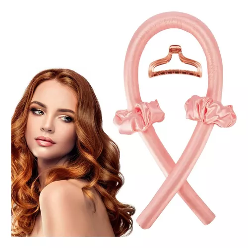 Rizador de pelo sin calor en satín rosa con coleteros y gancho oro rosa, junto a modelo con ondas naturales para mostrar el resultado.