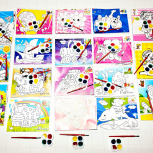 Set de arte con láminas de dibujos infantiles para colorear, paletas de acuarelas de colores y pinceles rojos sobre fondo blanco.