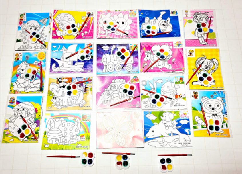 Set de arte con láminas de dibujos infantiles para colorear, paletas de acuarelas de colores y pinceles rojos sobre fondo blanco.