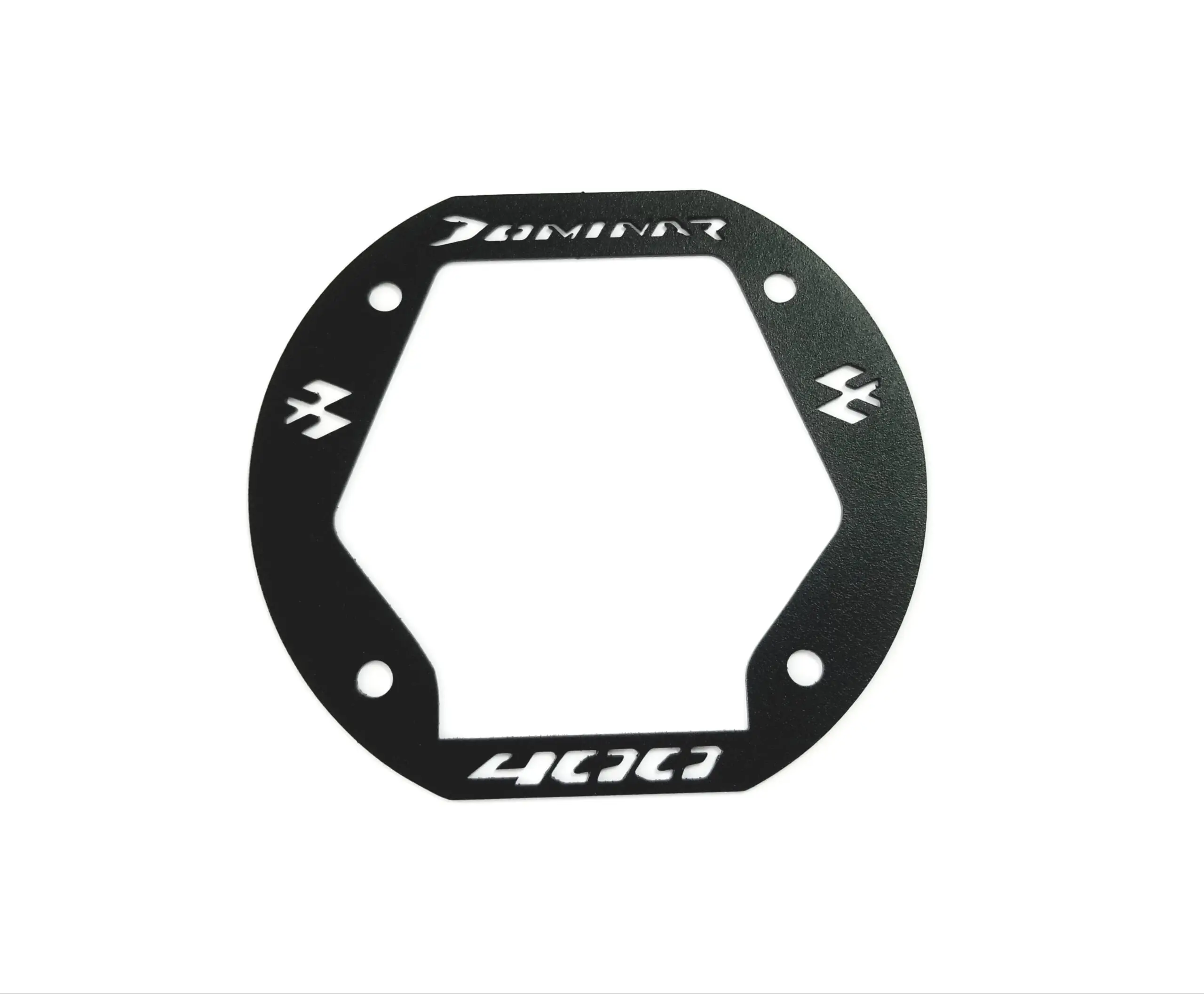 Protector de tapa de gasolina negro para Dominar 400 en acero con cuatro perforaciones de montaje, el logotipo grabado y bordes texturizados.