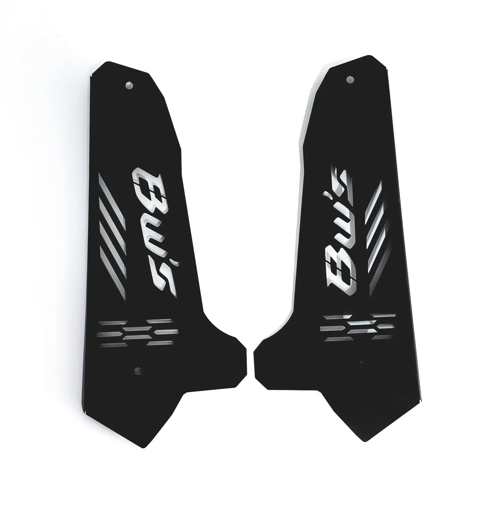 Par de protectores de piso negros para moto BWS con logo blanco y detalles calados, fabricados en acero inoxidable.