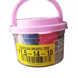Plastilina infantil en envase transparente con tapa y asa rosada. Incluye colores azul, rojo y blanco. Etiqueta con medidas 11.5-14-10.
