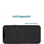 Protector de pantalla para smartphone dividido diagonalmente: el lado JETech muestra una superficie limpia frente al lado con huellas de otro protector.