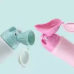 Dos orinales portátiles para niños en colores celeste y rosa, con diseño de animalitos y embudo colector con rejilla interior para evitar derrames.