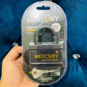 Candado Mercury de alta seguridad de 60 mm para intemperie, color negro con arco metálico, en empaque plástico que incluye dos llaves.