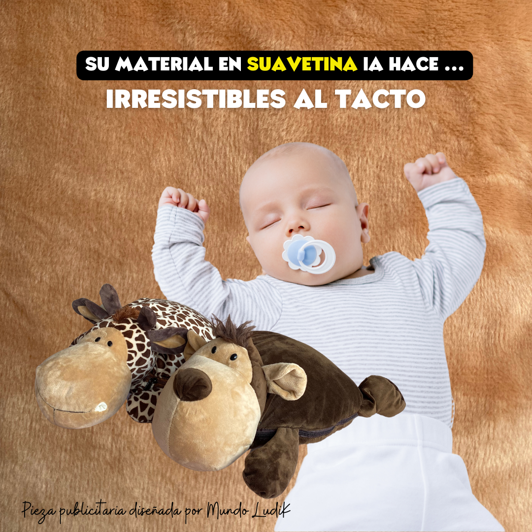 Bebé recostado durmiendo con un chupete azul, rodeado por dos peluches de animales en suavetina, uno con estampado de jirafa y otro marrón.