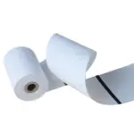 Rollo de papel térmico blanco para recibos con marca negra de posicionamiento, presentado en formato continuo con núcleo de cartón central.
