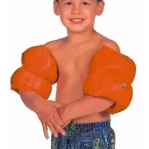 Niño sonriente usando manguitos inflables naranjas Intex de 19x19 cm en cada brazo, con pantaloneta azul estampada.